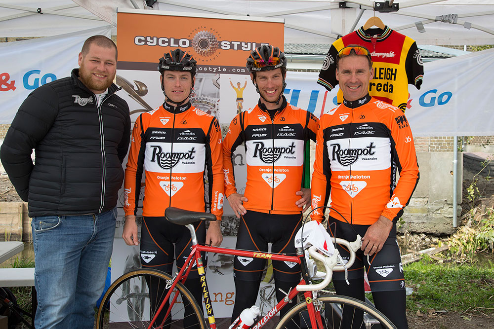 Dennis, Raymond en Michel Kreder en Erik Breukink geven startsein cyclostyle.com